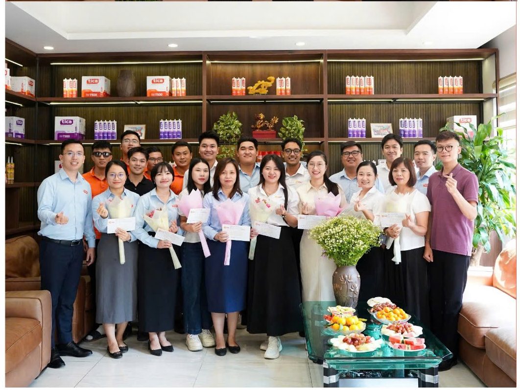 Không gian vui vẻ chúc mừng 20/10 tại văn phòng Tica