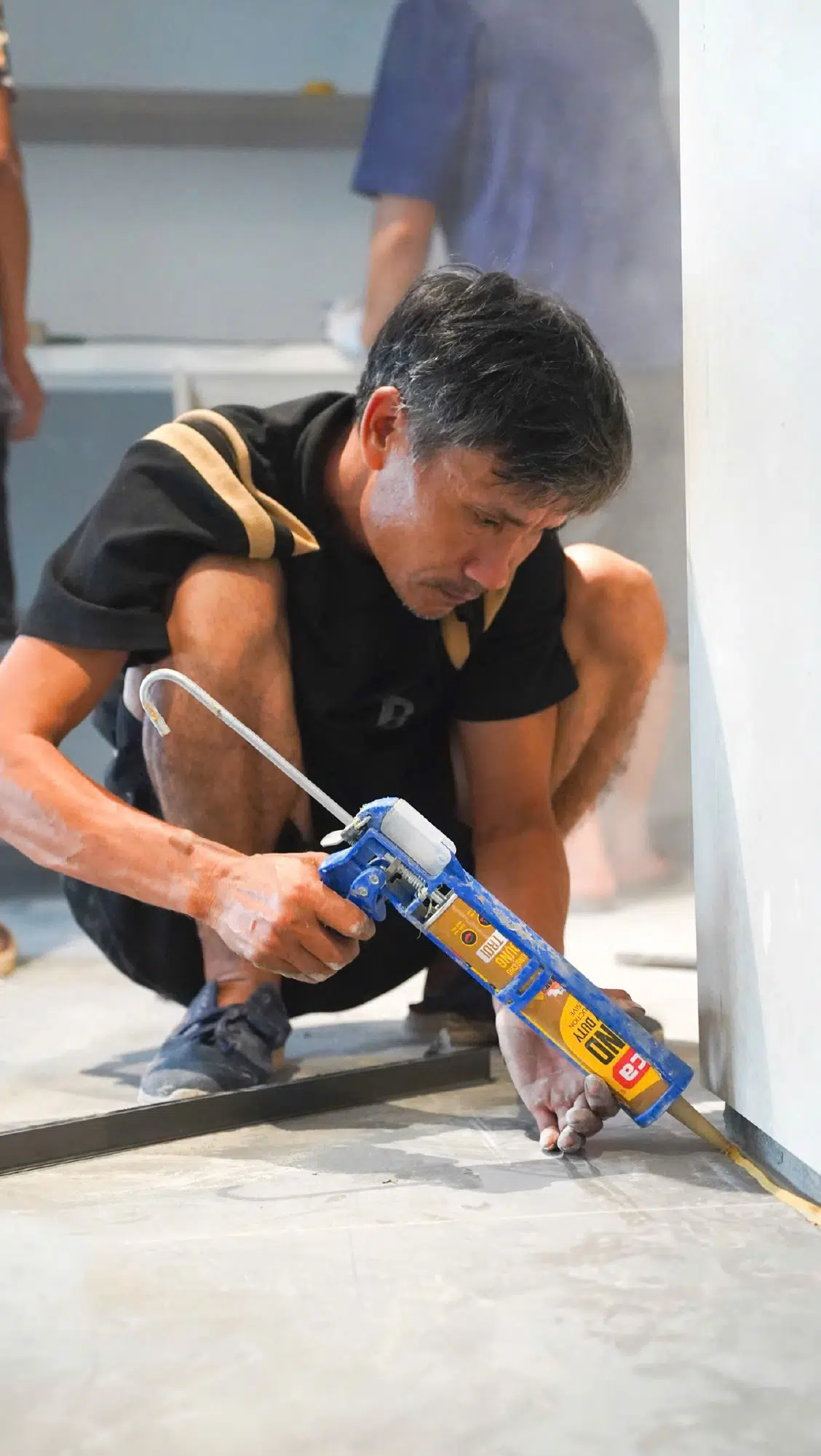 Thi công dán nẹp tường tòa nhà 68 Nguyễn Hữu Thọ