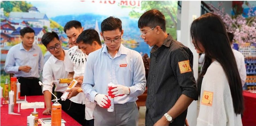 Khách hàng trải nghiệm keo Tica tại khu trưng bày