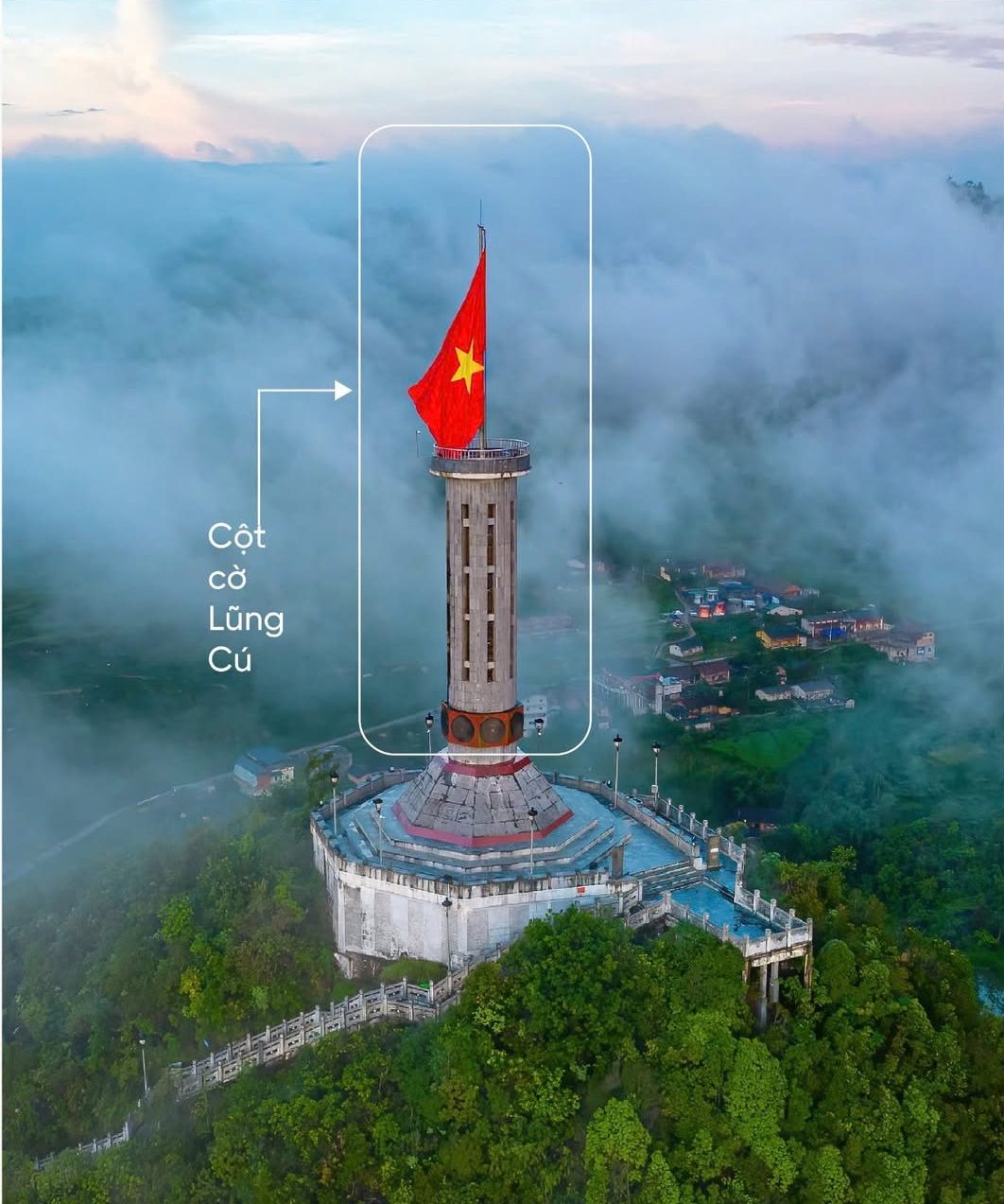 Lá cờ phấp phới trong gió nơi cực Bắc Lũng Cú (đỉnh Rồng, xã Lũng Cú, Tuyên Quang)