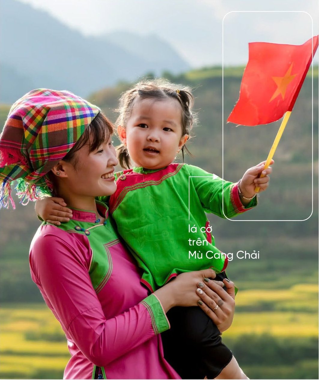 Lá cờ trong nụ cười thơ ngây giữ núi rừng Mù Cang Chải (La Pán Mẩn, Mù Cang Chải, Lào Cai)