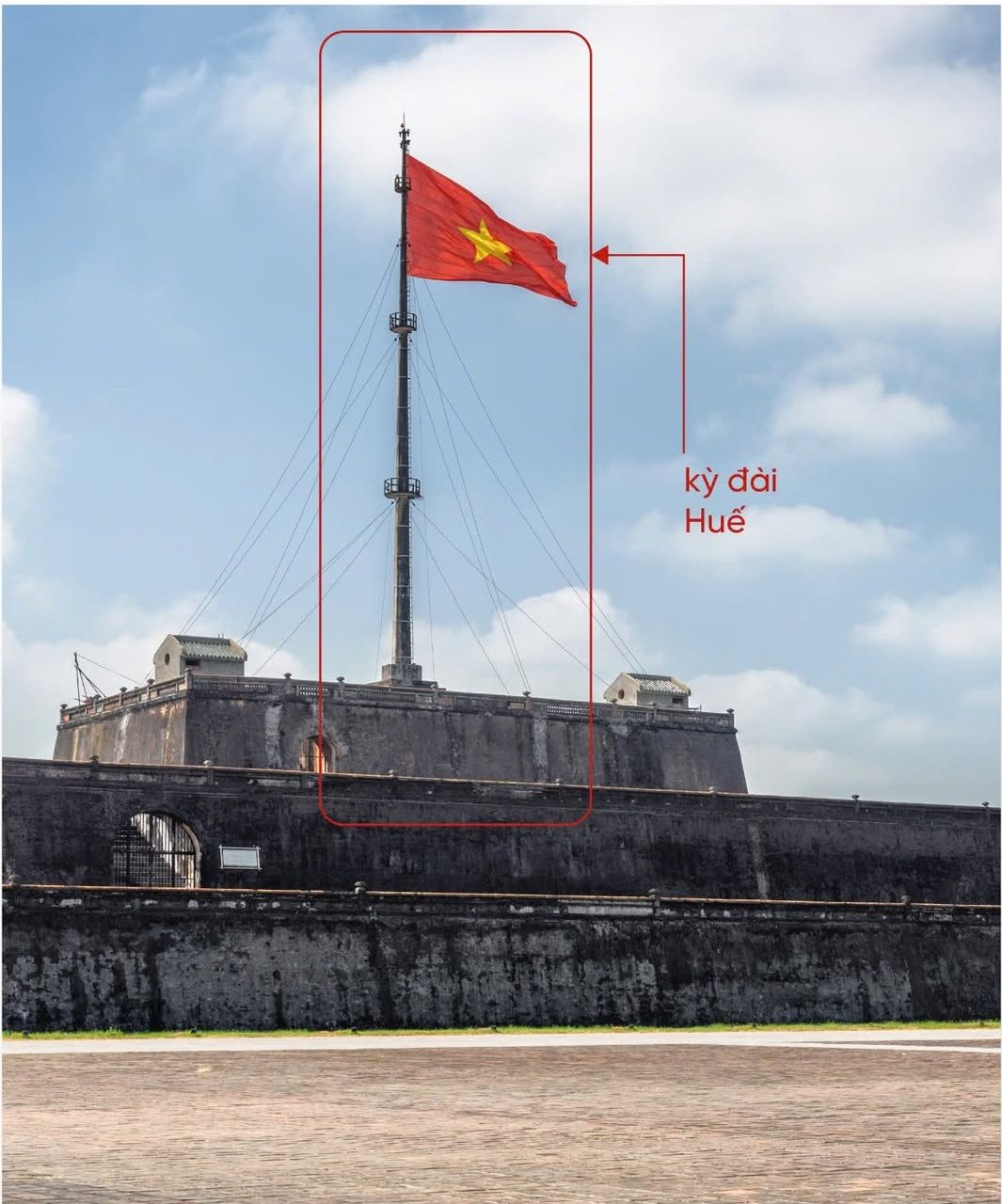 Lá cờ đỏ sao vàng tung bay kiêu hãnh trên Kỳ đài Huế