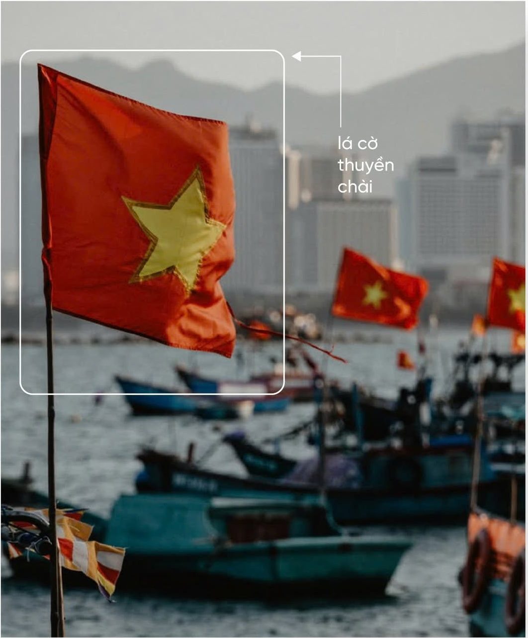 Lá cờ trong ánh bình minh trên những con thuyền ra khơi biển Mũi Né (Biển Mũi Né, Phan Thiết, Lâm Đồng)