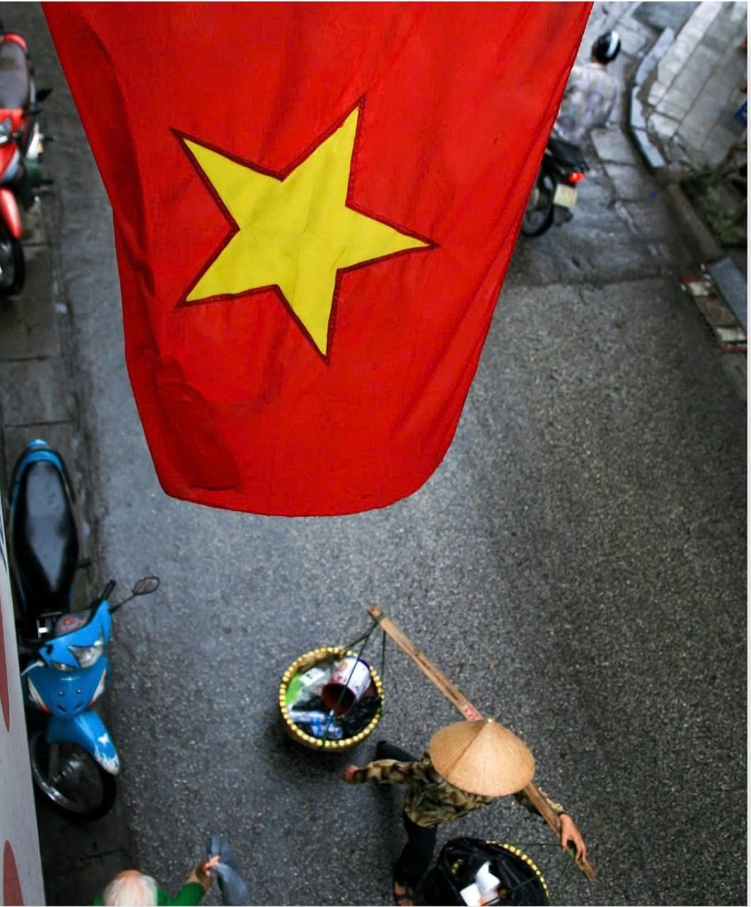 Lá cờ rực đỏ góc phố cổ Hoàn Kiếm (Quận Hoàn Kiếm, Hà Nội)