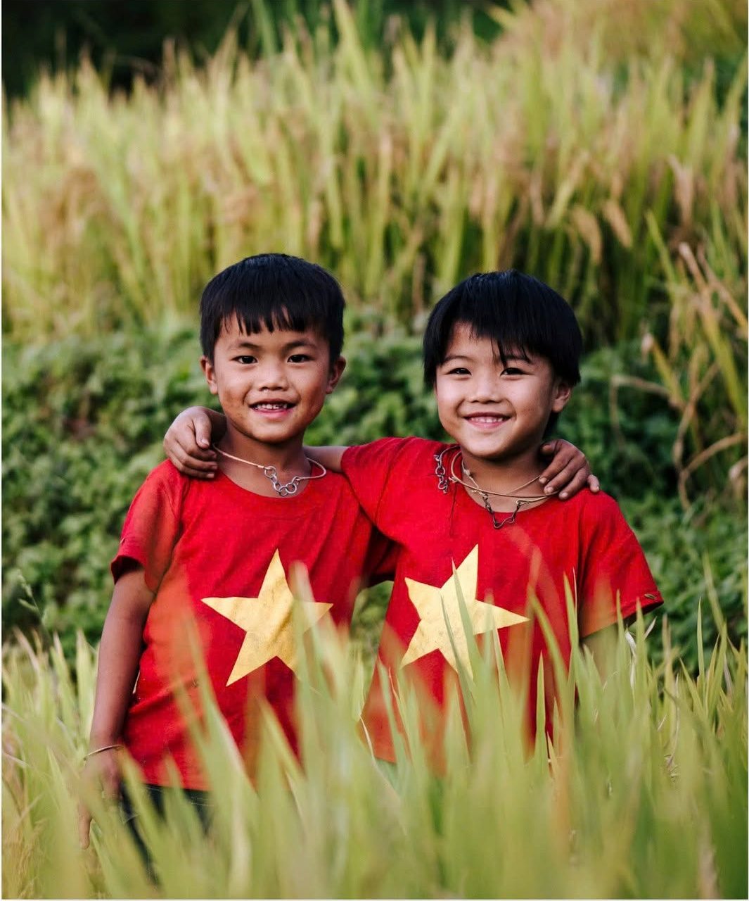 Lá cờ trong niềm vui trên chiếc áo đó thắm của em bé Sơn La (Xã Ngọc Chiến, huyện Mường La, tỉnh Sơn La)