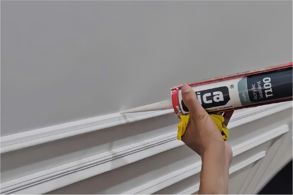 Đi keo T100 lấp khe hở tường - phào chỉ