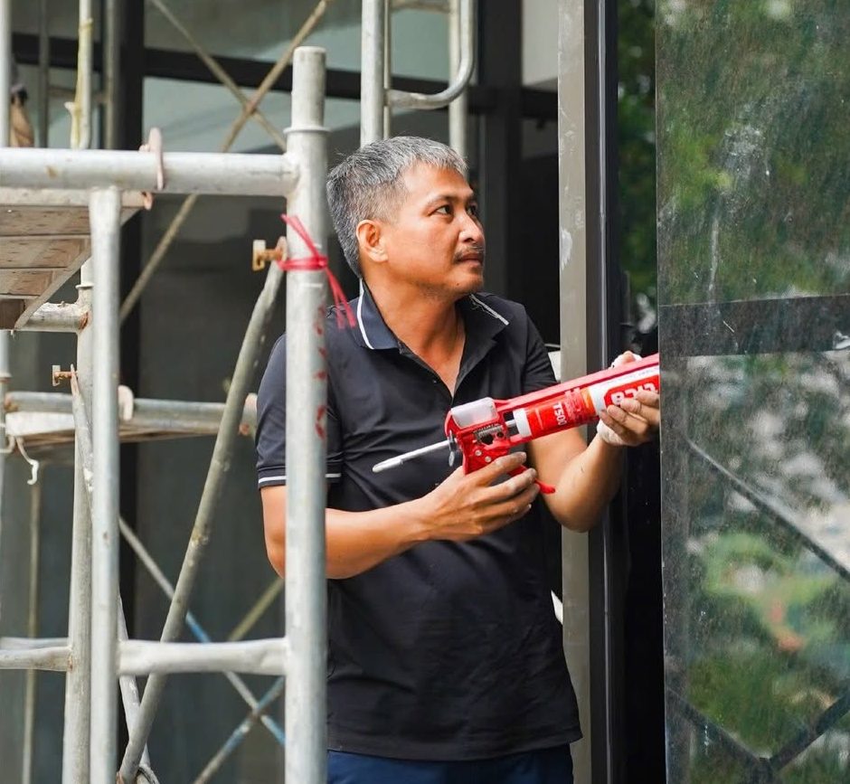 Thi công vách kính ngoài trời tòa nhà 68 Nguyễn Hữu Thọ