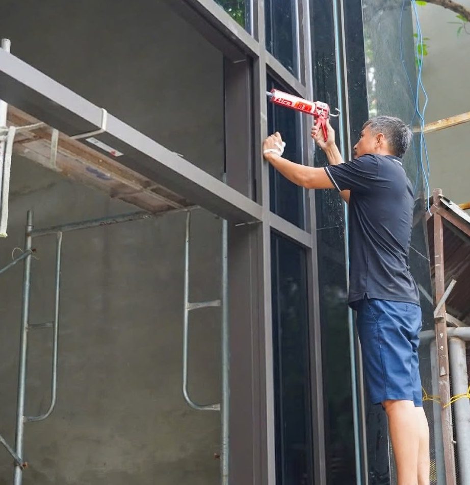 Thi công vách kính ngoài trời tòa nhà 68 Nguyễn Hữu Thọ