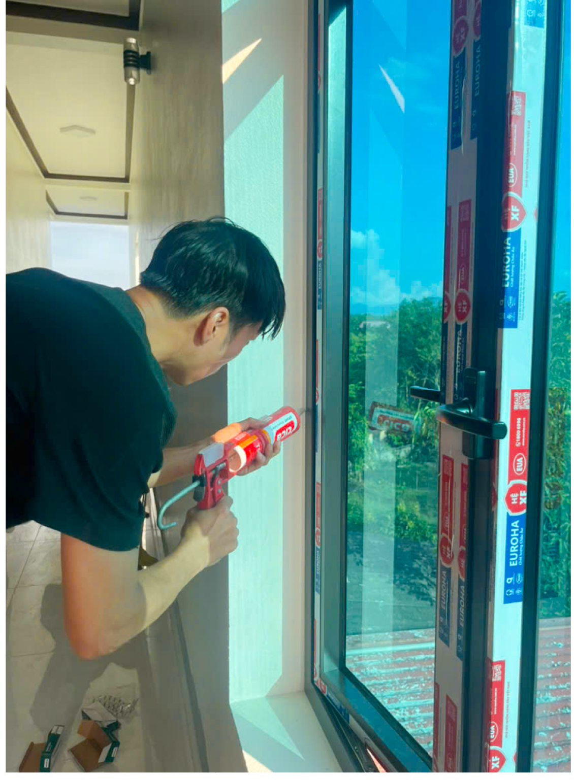 Thi công keo silicone T500 cửa nhôm kính