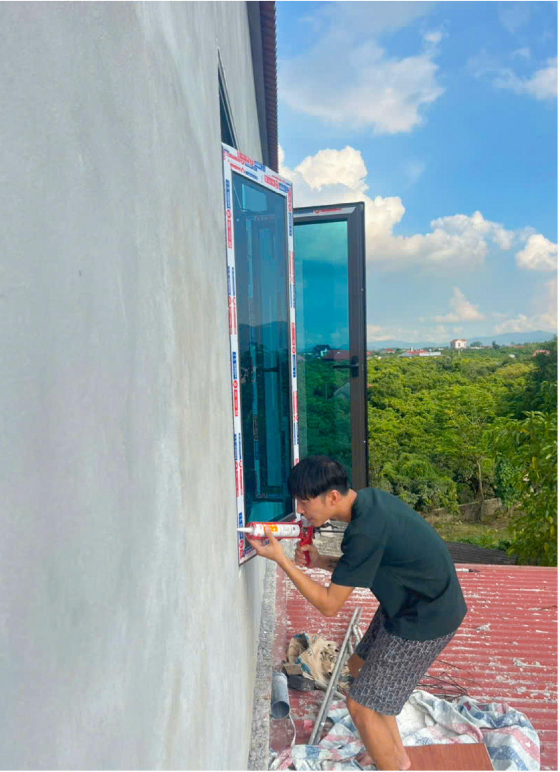 Thi công keo cửa nhôm kính nhà ở dân cư
