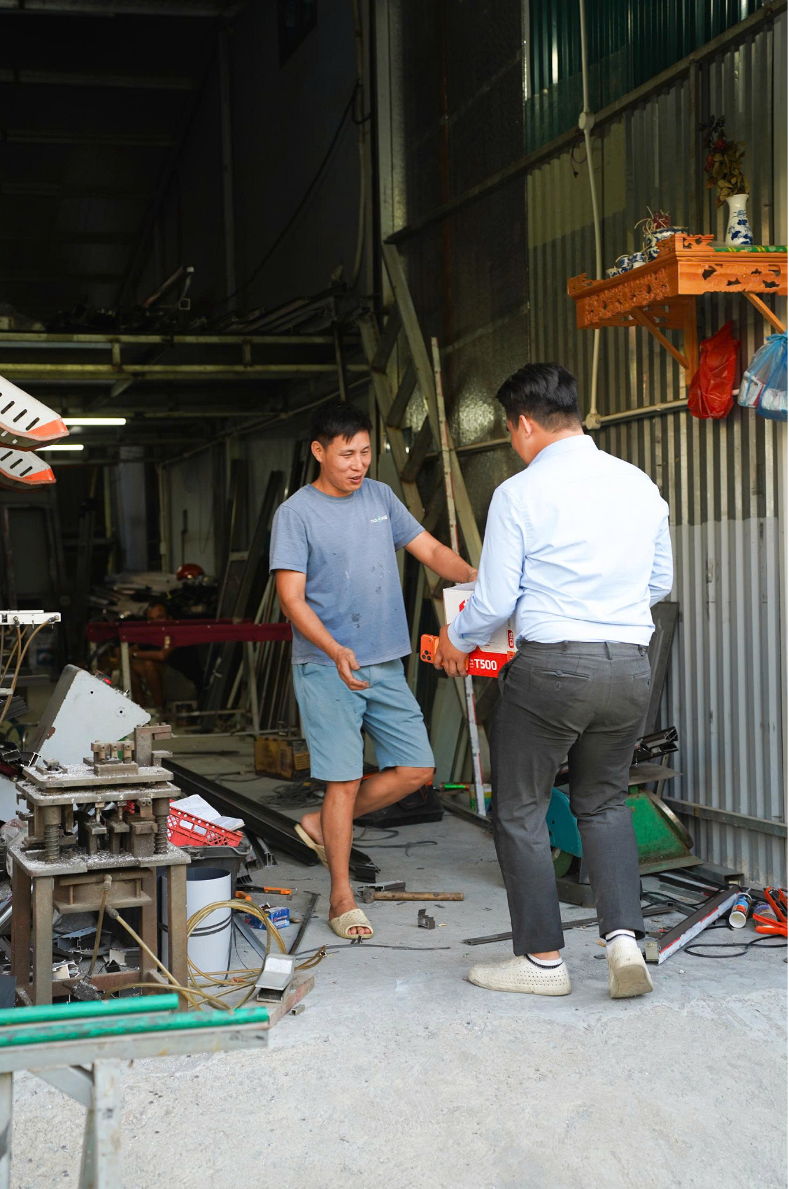 Tiacer hỗ trợ và đưa sản phẩm Tica đến khách hàng