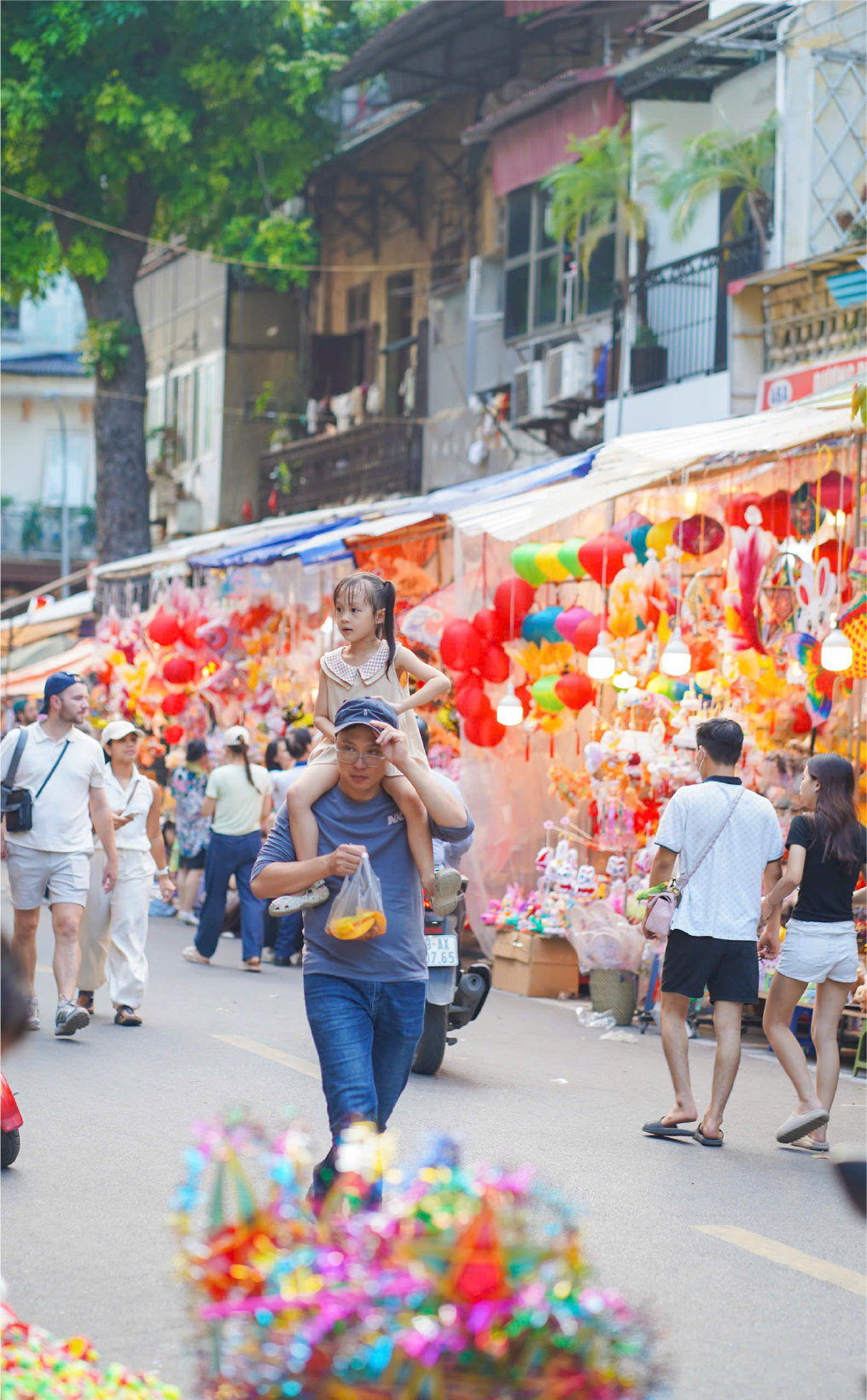 Gia đình vui chơi trên phố Hàng Mã
