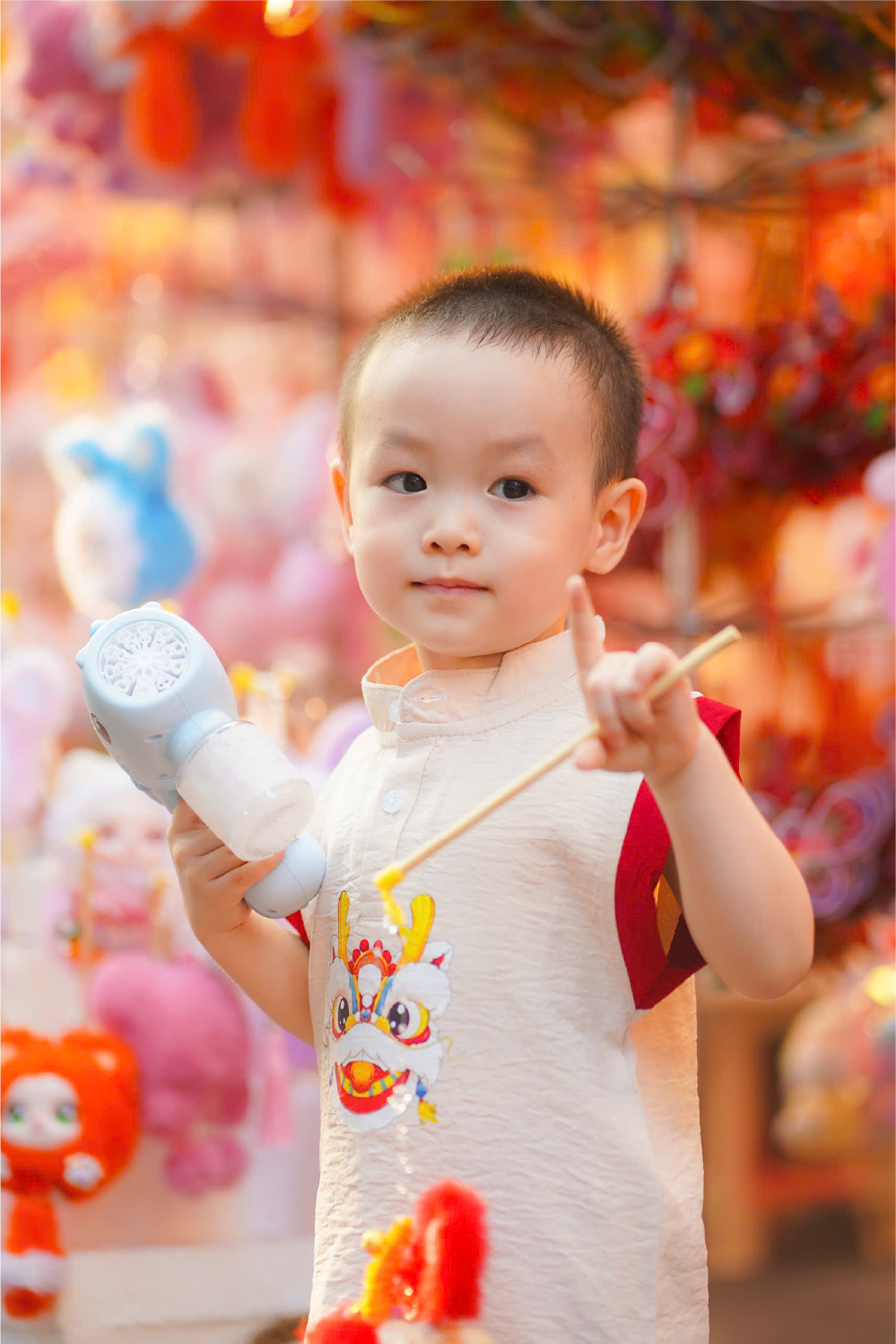 Em bé vui chơi ở phố Hàng Mã, Hoàn Kiếm, Hà Nội
